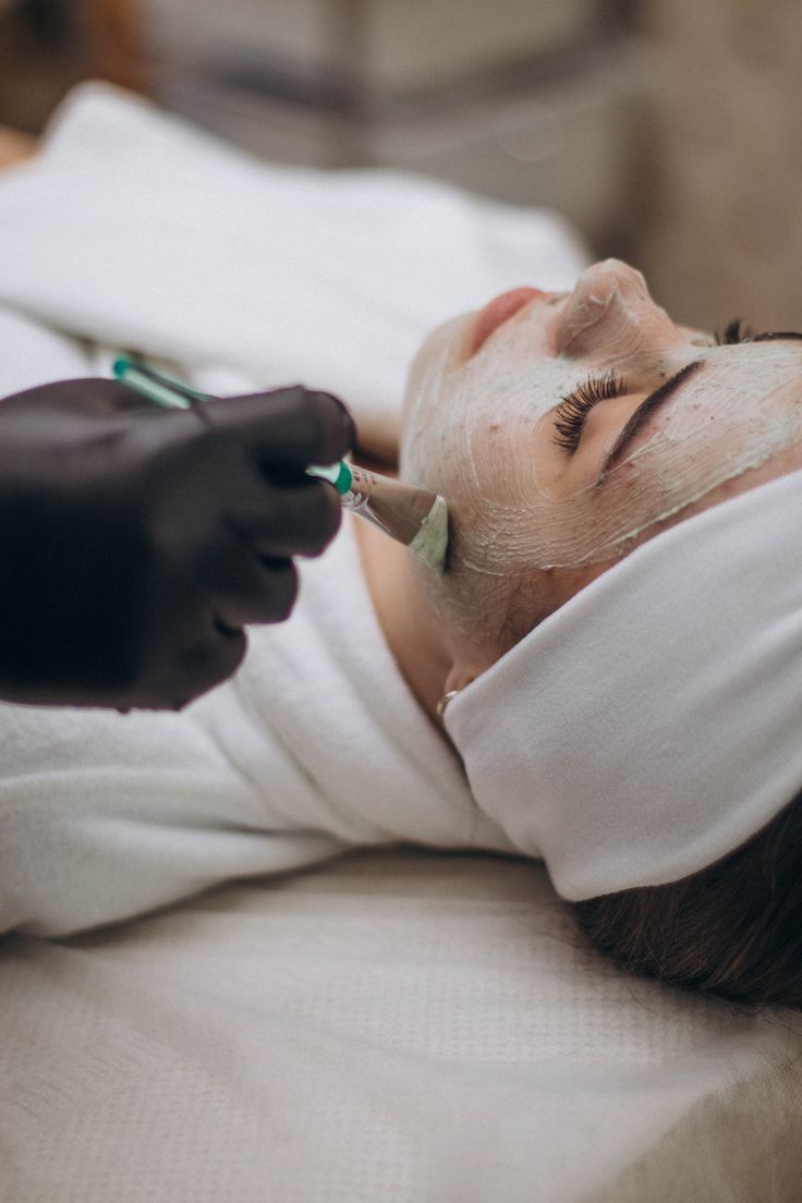 Bagaimana Facial Brightening Membantu Kulit Kusam di Usia 50+